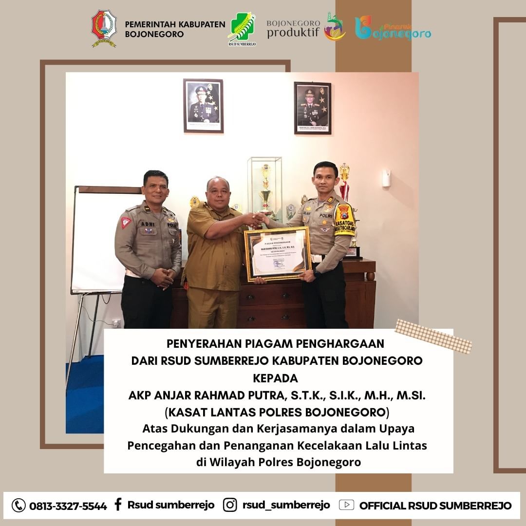 Penyerahan piagam penghargaan kepada Kasat Lantas Polres Boojonegoro