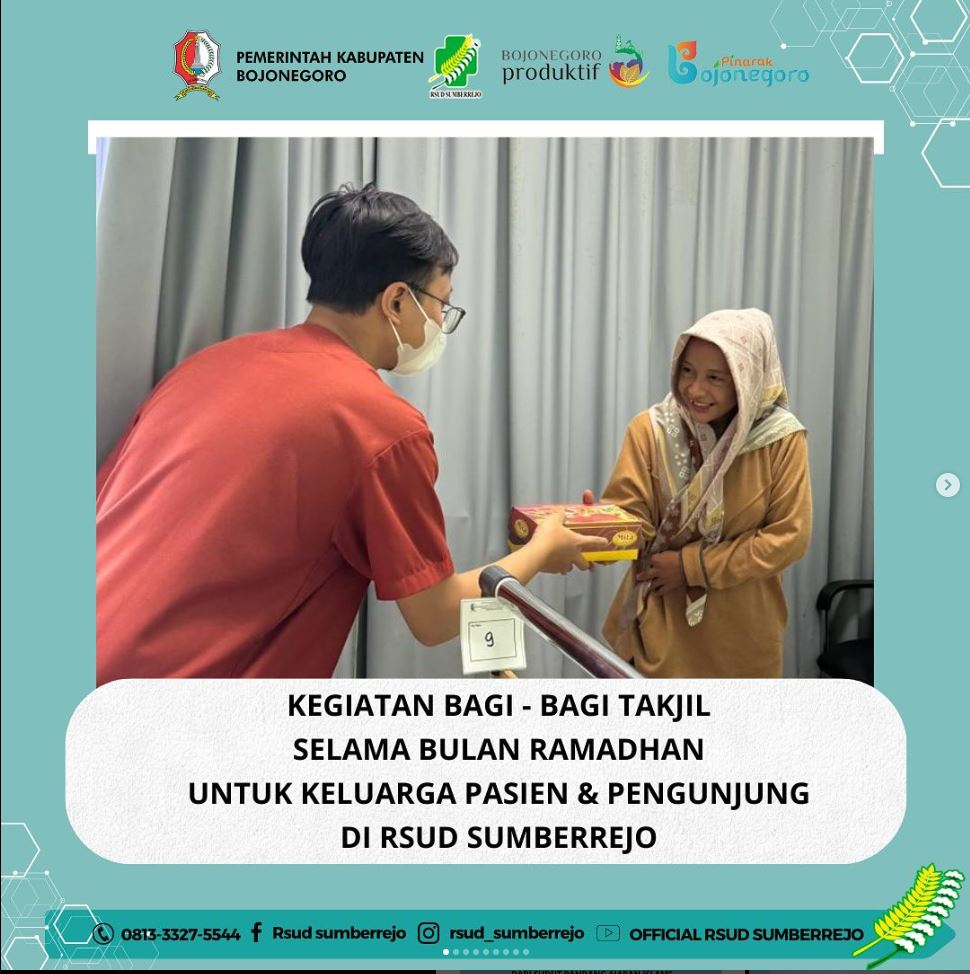 Kegiatan bagi - bagi takjil untuk keluarga pasien dan pengunjung di RSUD Sumberrejo